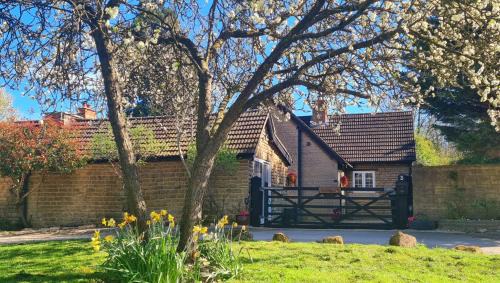 Castle Bytham House | Stylish Open Plan Guest House 400sq ft Rutland
