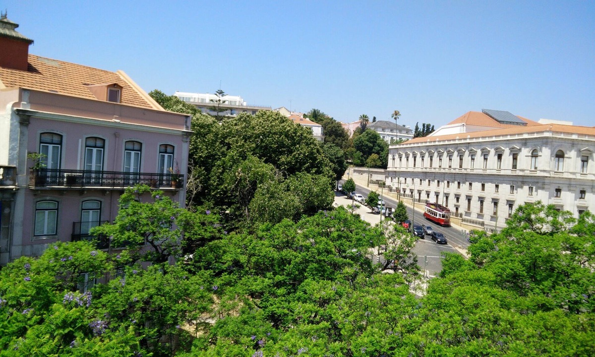 Santos Apartment | Sunny 2BR - Av. D. Carlos I, Lisbon (São Bento)