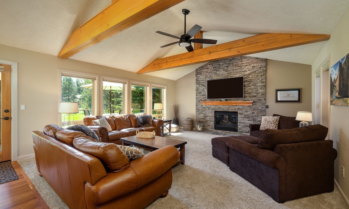 Sunriver House | SUNRIVER, 3 King Suites+Bunk Room! On 14th Green, Hot Tub, Bikes, 10 SHARC Pass’