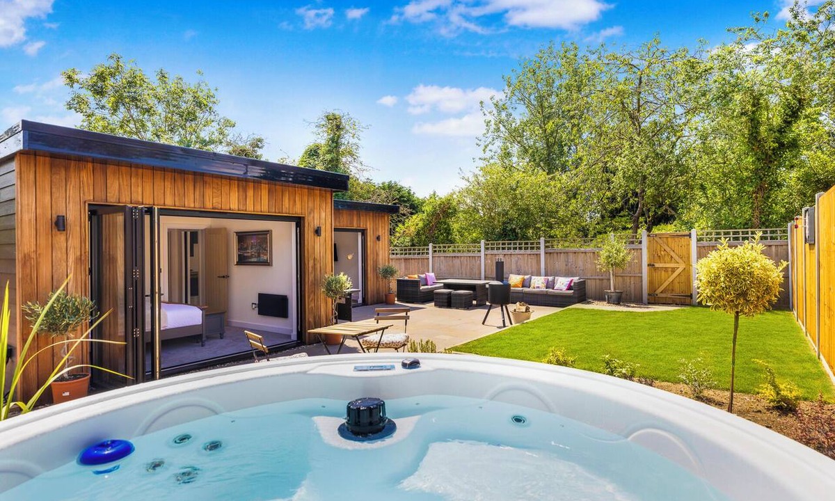 Dunmow Cabin | The Flitch Way Retreat | Luxury Lodge & Hot Tub