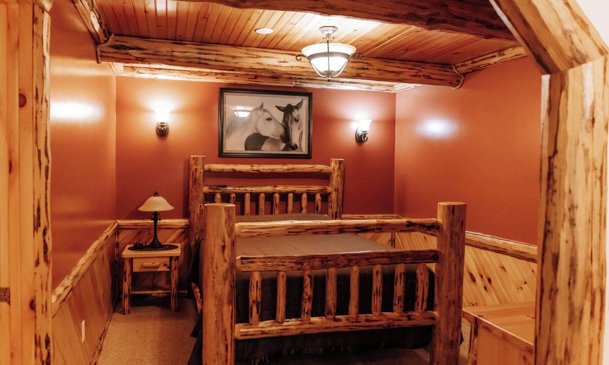 Dundee Cabin | The Hideaway Suite: Cozy, Lodge Suite in Amish Country, Ohio