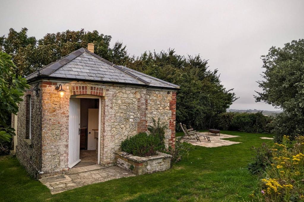 Totland Bay House | The Lookout: Cosy Compact Cottage