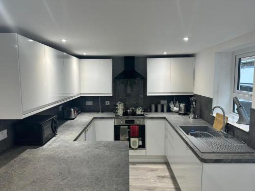 Huntingdon Apartment | The Lucia Apartments II - 1 Bedroom Town Centre Apartment - Contractor Friendly - Free Parking - Full Kitchen - Washer Dryer - Spacious - Ideal for Work Stays