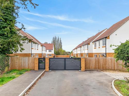Northampton Villa | The Pines Villa 14, 6 beds, 2 Sofa beds, Northampton Centre, Home Cinema, Games & EV, Parking for 4, Sleeps 10