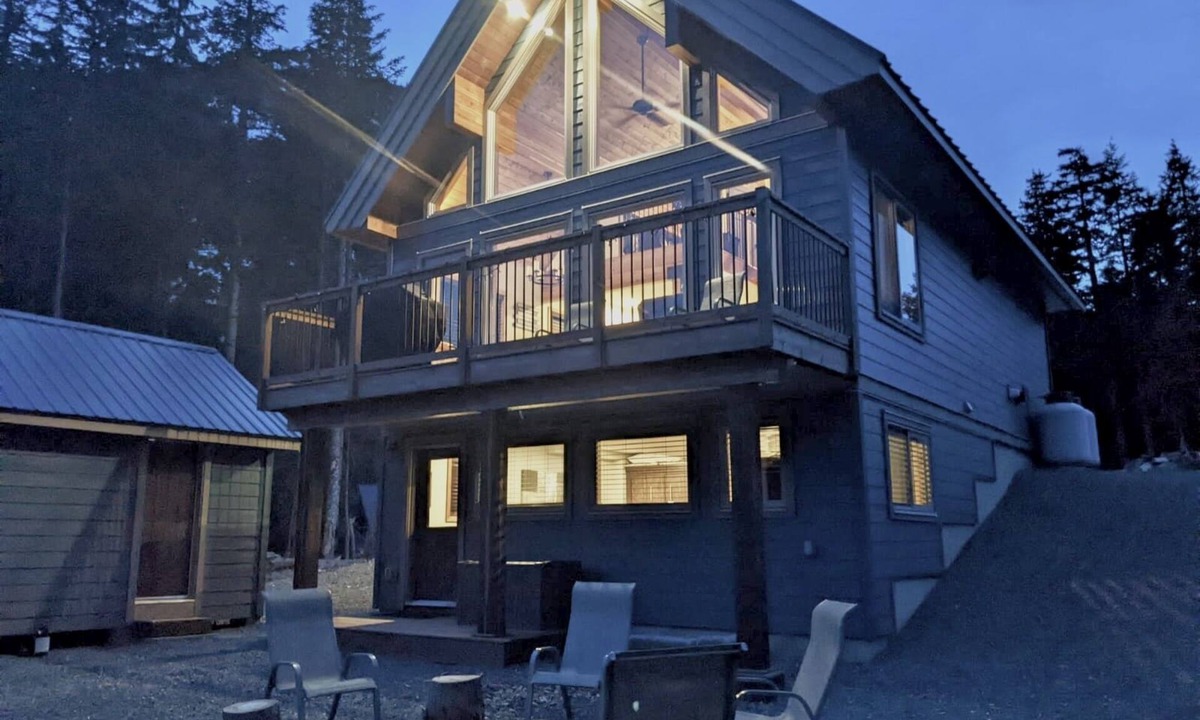 Hemlock Valley House | The Snowshoe House - 3 bed 2 bath cabin + hot tub