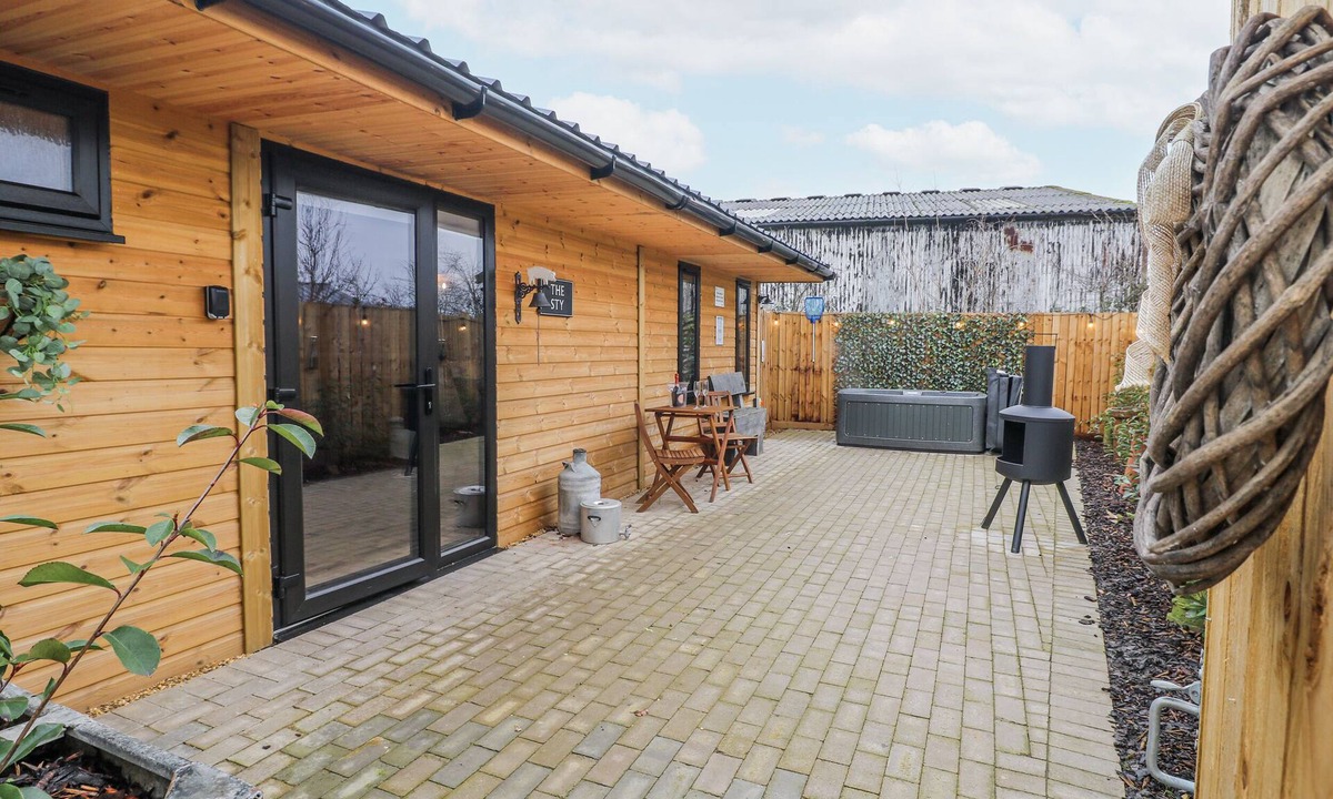 Derbyshire Cottage | THE STY, romantic, with hot tub in Hatton, Derbyshire