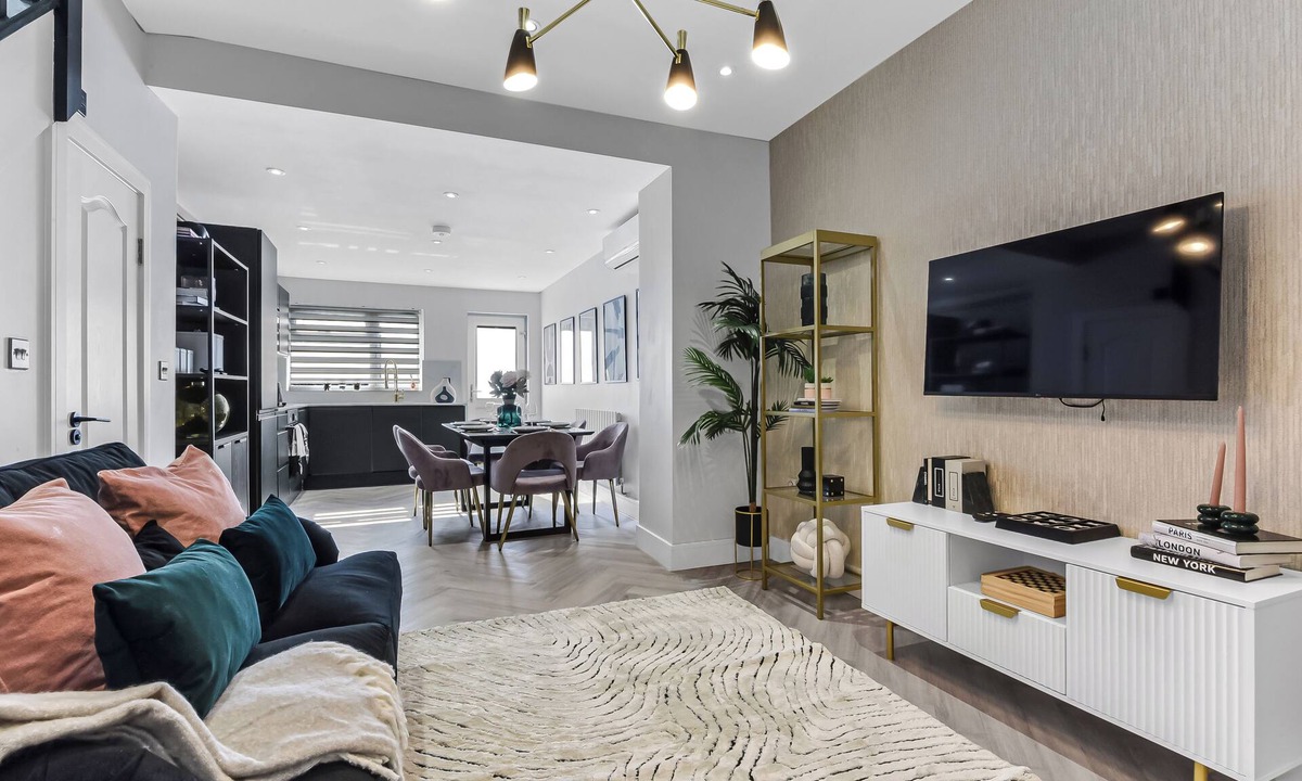 Turkey Street House | The Ultimate Hangout: 4BR Modern House with Garden