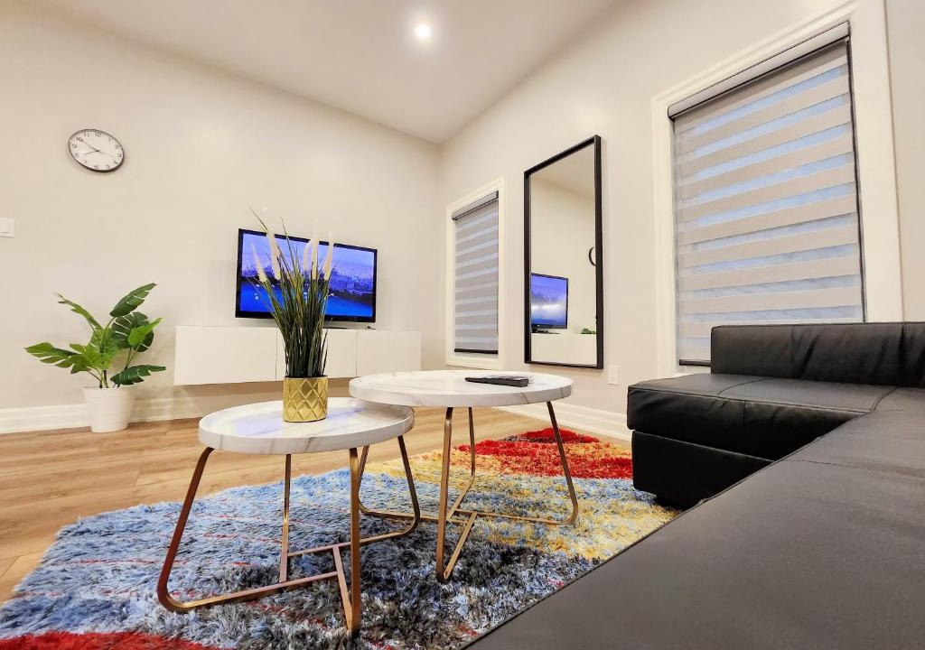 Downtown Apartment | The Zen Escape Modern Queen-Bed Full Apartment