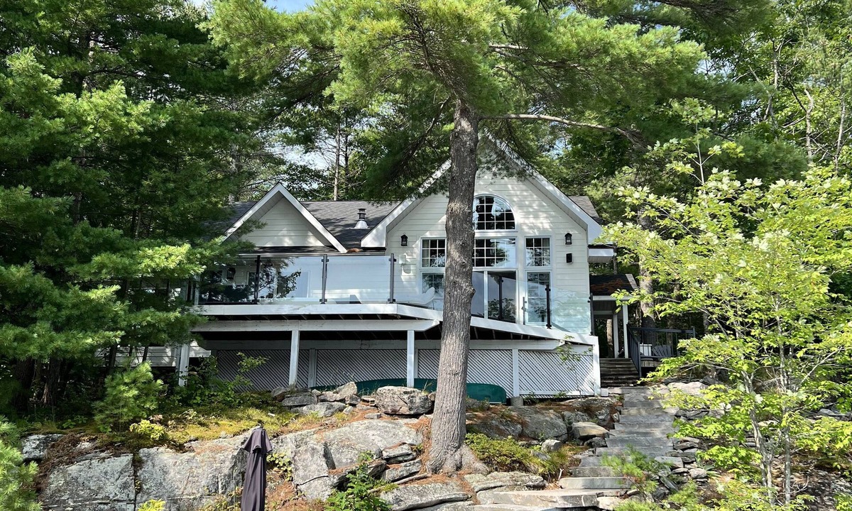 Muskoka Lakes Cottage | This Breathtaking Lake Muskoka beauty has it all!