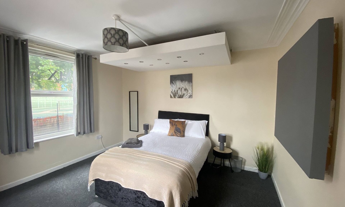 Forest Fields House | Three bedroom modern apartment within a stones throw from the city centre