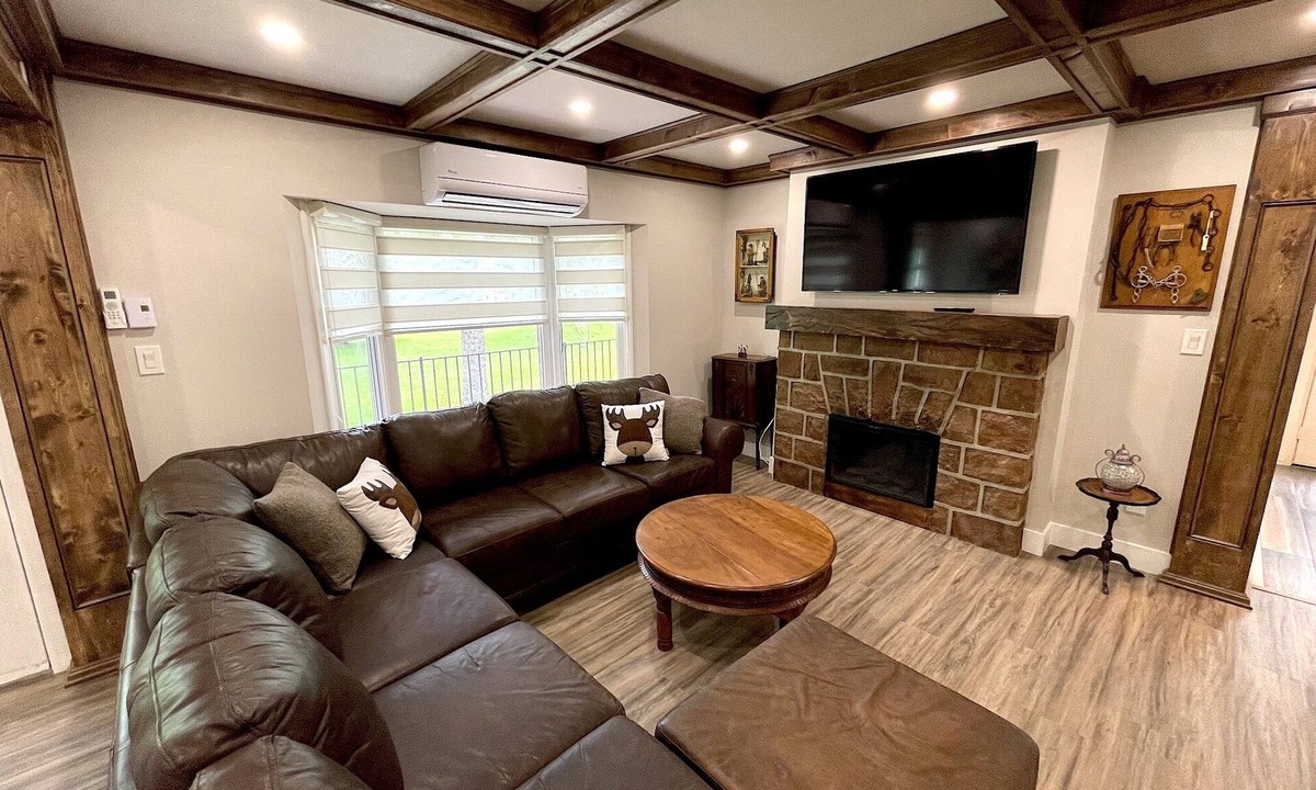 Washago Cottage | "Tiffany" Cottage w/Hot Tub & Barrel Sauna