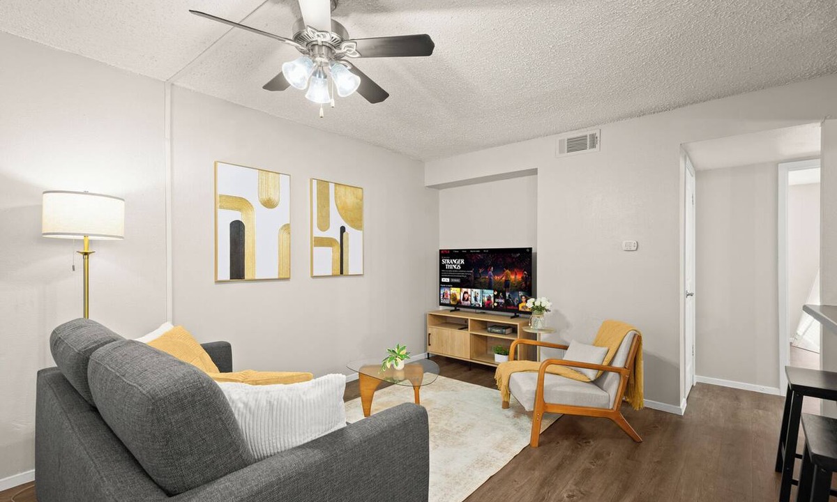 Triangle State Apartment | .tLuxury Hyde Park 1-Bedroom | Pool Access Sleeps 4
