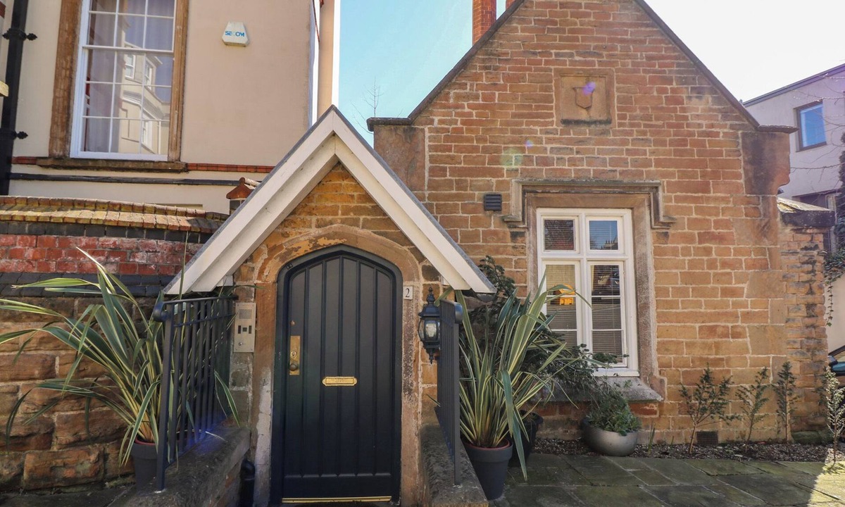 Nottingham City Centre Cottage | TOWER COTTAGE, romantic, character holiday cottage in Nottingham