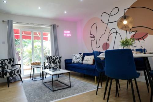 Slough House | Tranquil Garden Haven, Comfy Family & Contractor Pad