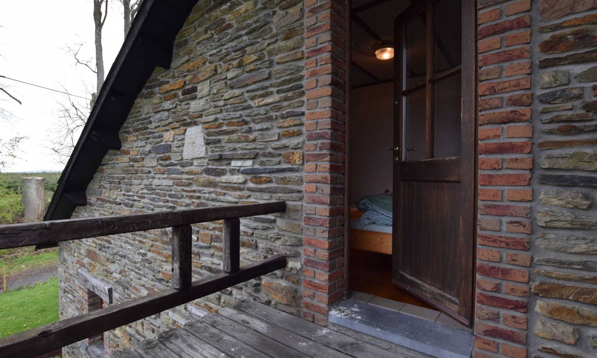 Engreux House | Tranquil Holiday Home in Houffalize With Barbecue