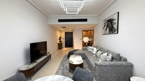 DIFC Apartment | Trinity Holiday Homes - Sheikh Zayed Road Right Next to Financial Center Metro Station Exit 1