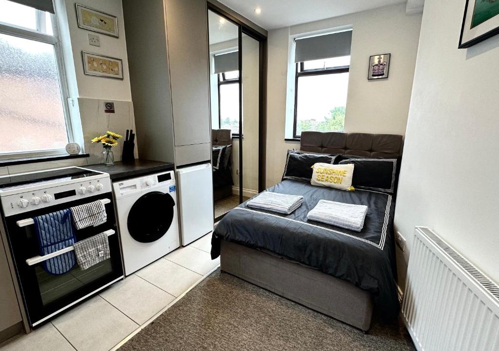 West Hendon Apartment | Unique Modern, Private Apartment,15 Mins To Central London