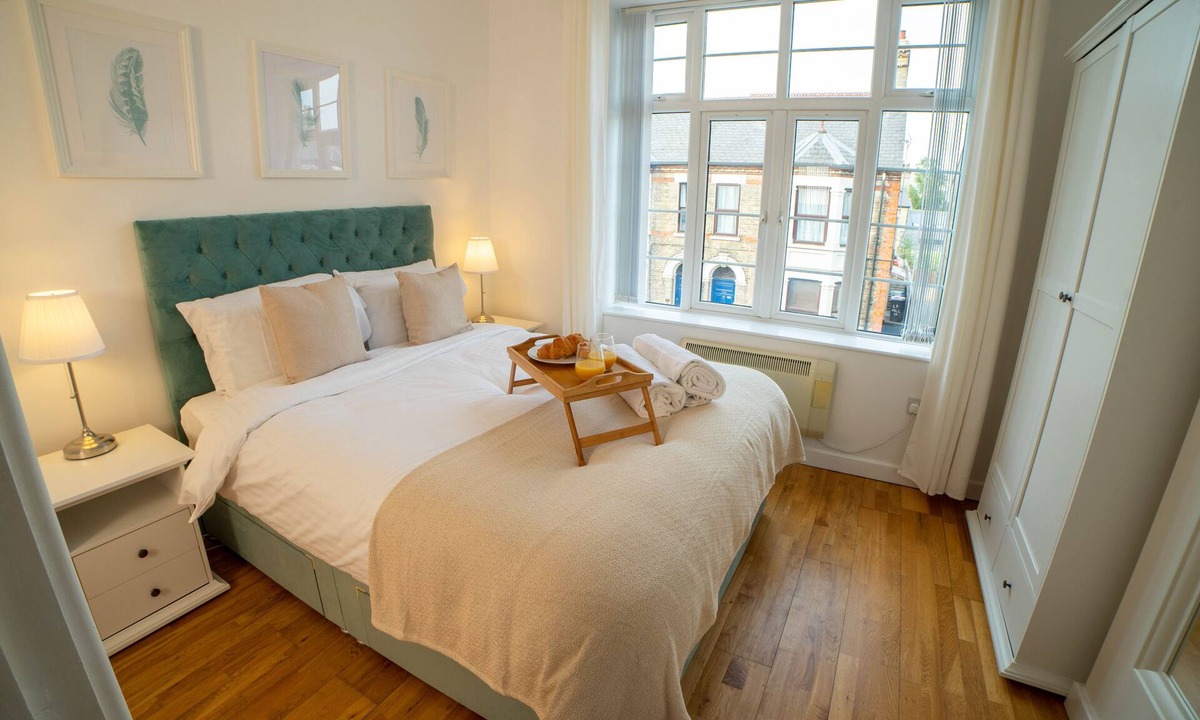 Mill Road Apartment | Vibrant City Centre - KING Bed, Entire Apartment