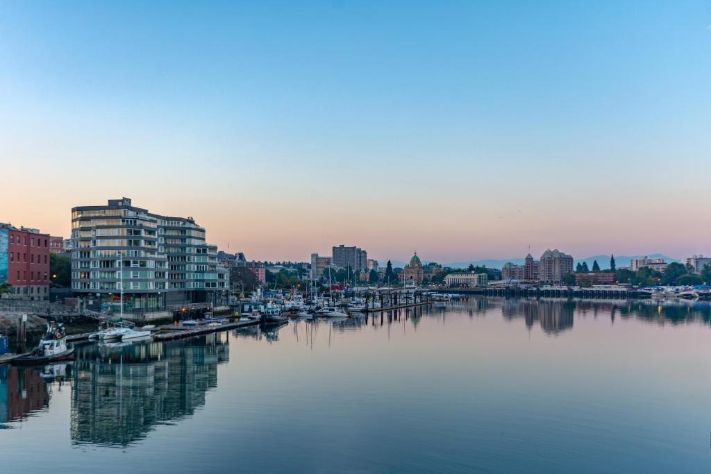 Inner Harbour Hotel | Victoria Regent Waterfront Hotel & Suites