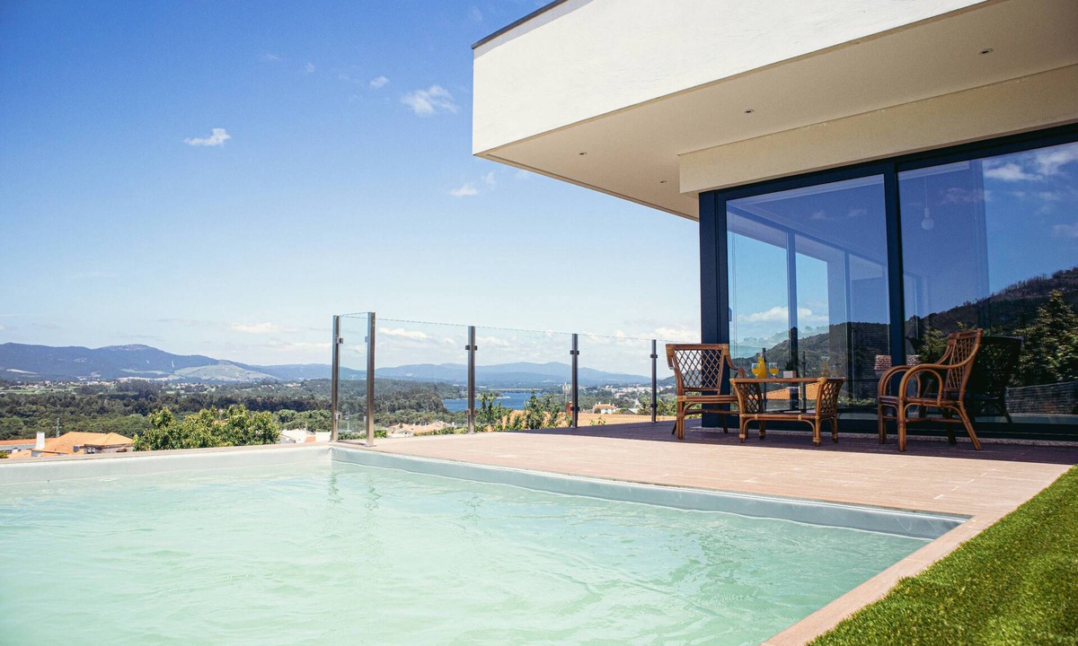Lanhelas Villa | Villa Amores Riverview - Scenic Getaway | uChill