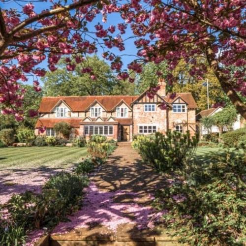Eastcote and East Ruislip Villa | Villa Sleeps 17 - Hot Tub Garden Free Parking
