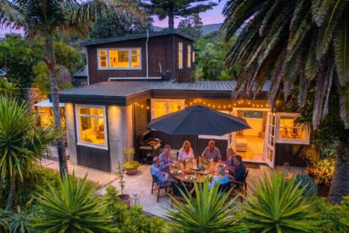 Waikanae House | Waikanae Olde Beach Palm Cottage 2 min to Beach