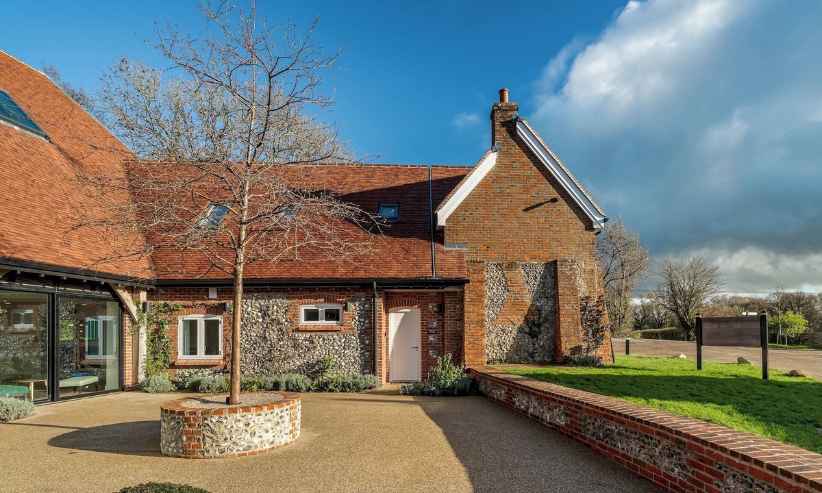 Stokenchurch House | Wallace Hill Cottage - Garsington Studios - Pass the Keys