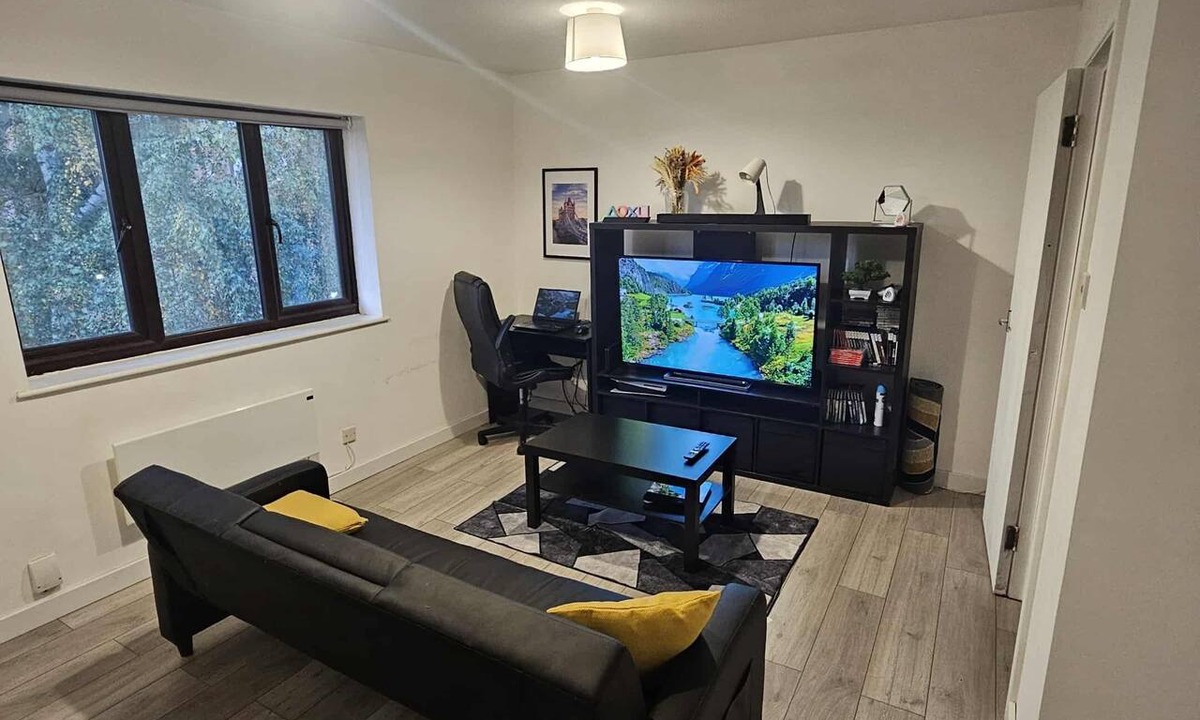 Uxbridge South Apartment | Warm & Cozy 1-Bed Flat w/Parking | Near Heathrow