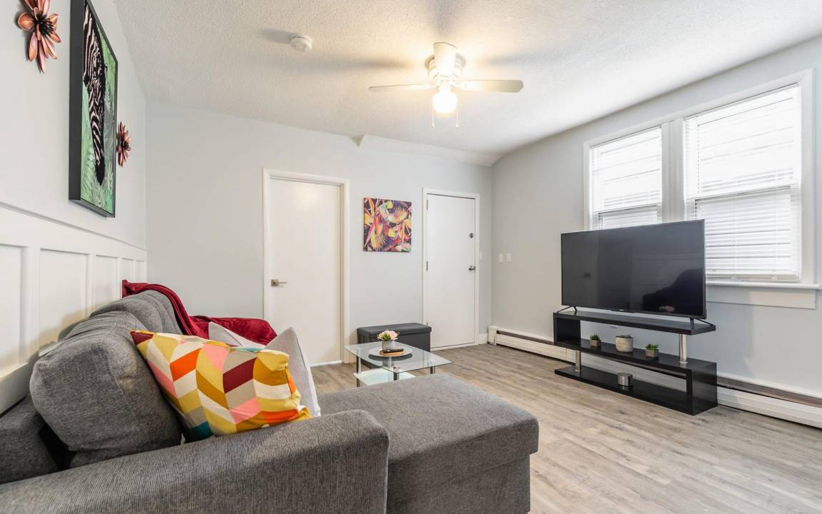 Kirkendall North Apartment | Warm & Cozy 2BR Apt with Netflix, mins from Trails, Parks & Waterfalls!