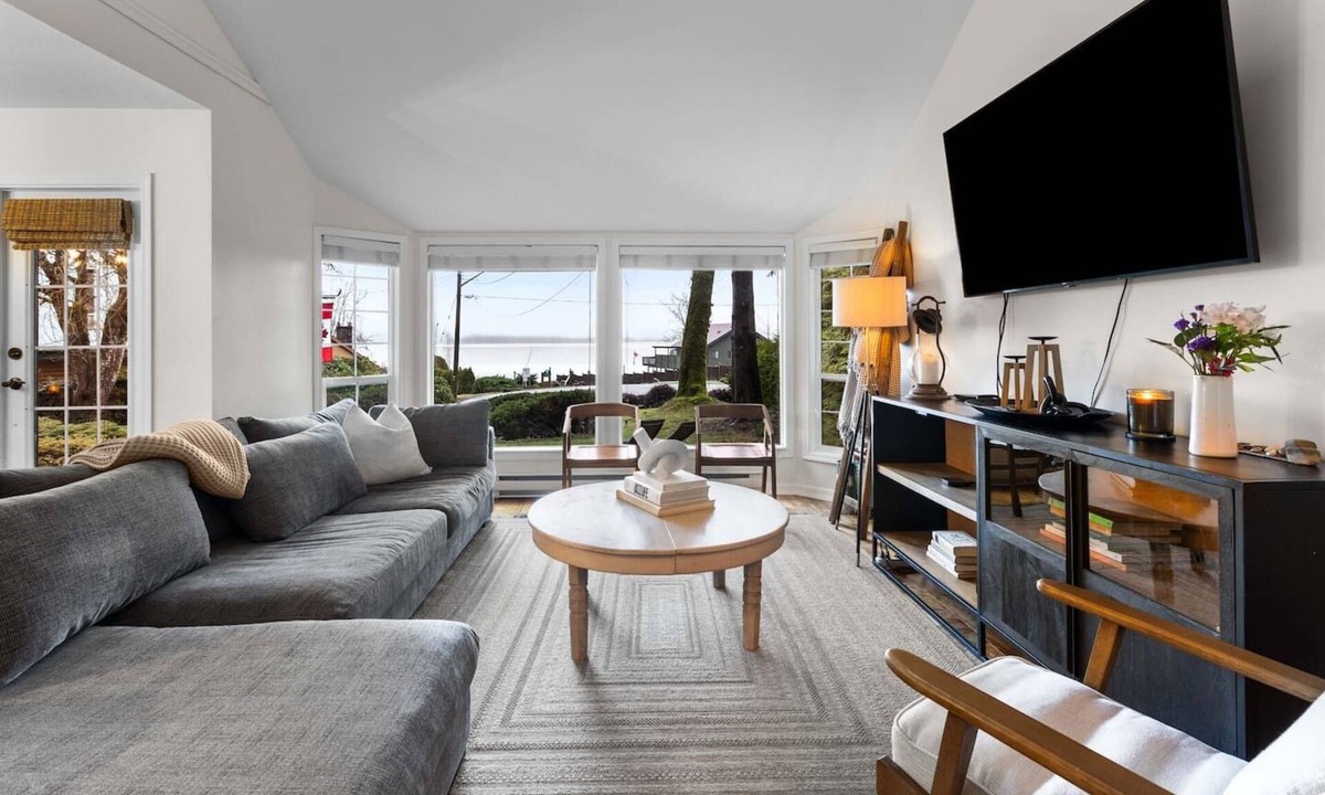 Harrison Hot Springs House | Waterfront Retreat with Hottub/Sauna/Games on Harrison Lake