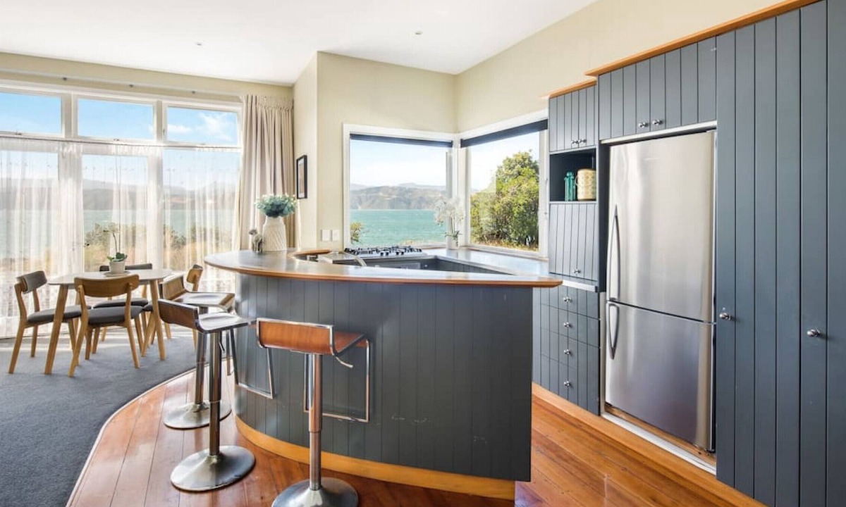 Miramar House | Waterfront 2-bed cottage, Karaka Bays