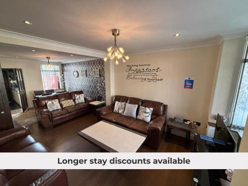 Watford House | Watford Stays near Harry Potter Studios - Self Check-In