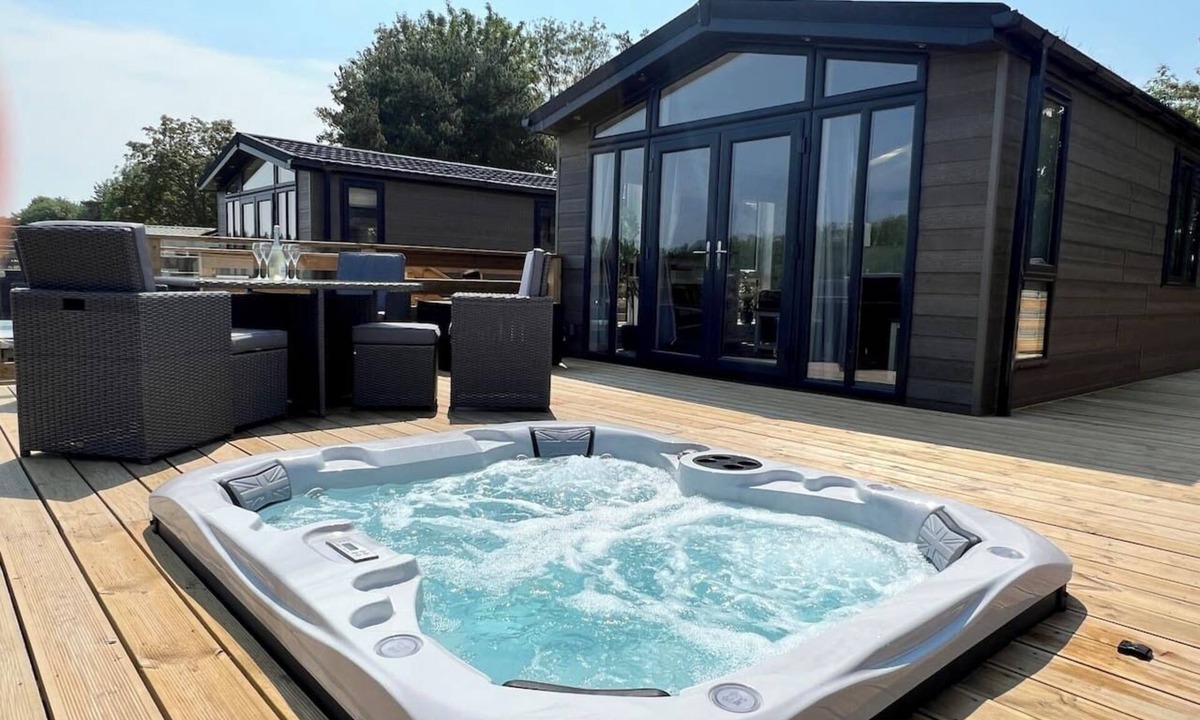 Greatford Cabin | Willow's Dog Friendly Lodge With Hot Tub