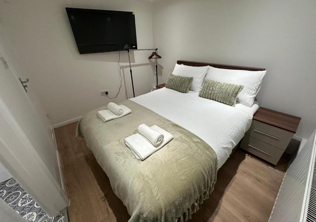 Leyton Apartment | Wilmot Stays London 3