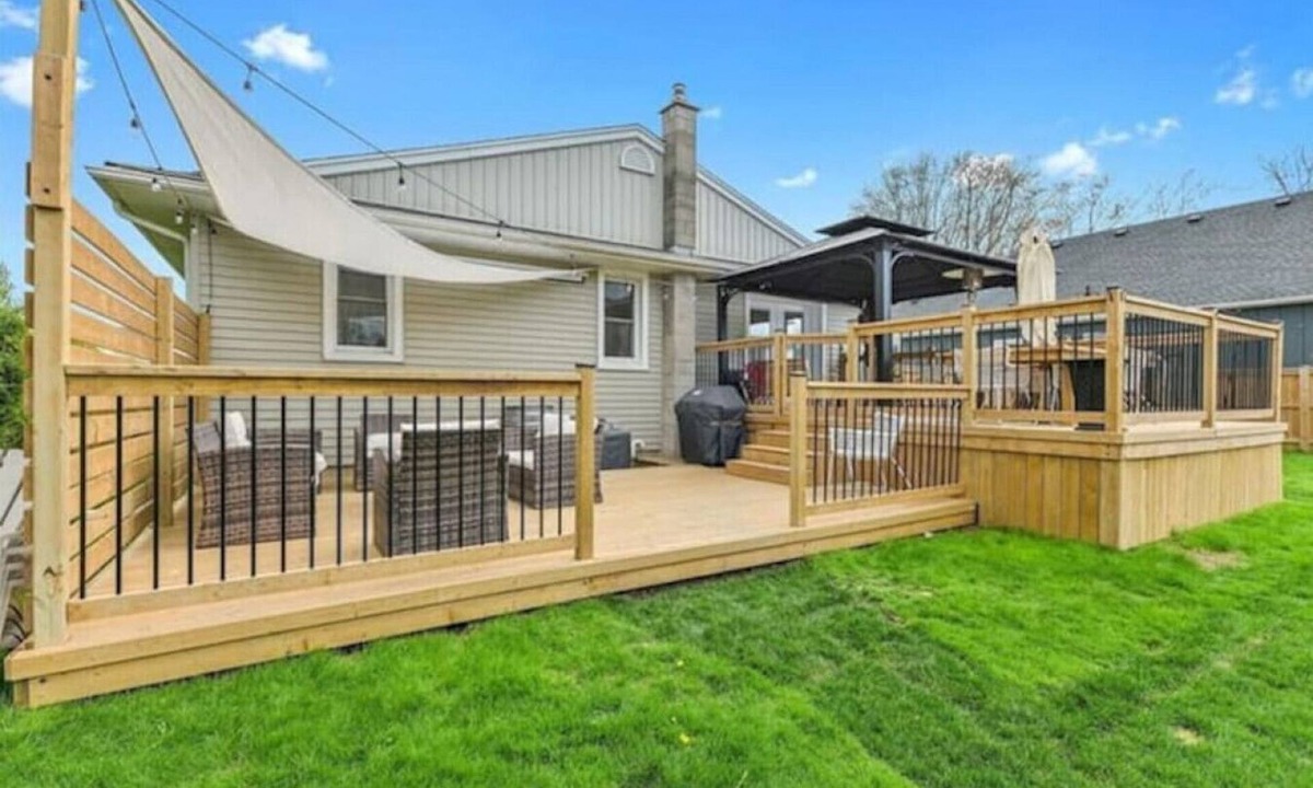 Niagara-on-the-Lake House | Wine Country Family Retreat – Outdoor Movies & Cozy Firepit!