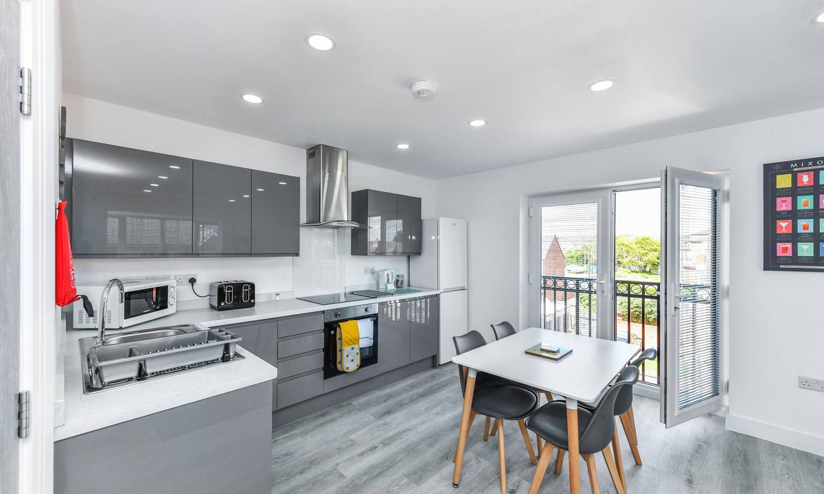 Hucknall Apartment | Woodstock House Flat 8 - Charming 2BR Hucknall