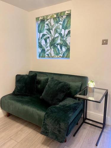 Watford Apartment | Zen Garden Hideaway. Close to Harry Potter&trains.