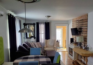 2 Bedrm Bungalow, D'town C'town + Air,.