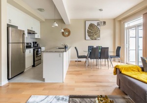 3BR 2.5BA Townhome 1 min to the Beach. BBQ.Parking