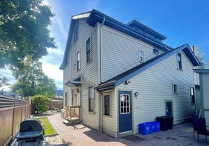 A Ground Level, 1 Bed/1 Bath Suite Situated in the Historical Carew House