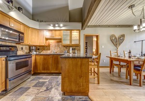 Acer Vacations | Clean Luxury 2 Bed & Loft | Pool & Hot Tub | A/C & W/D | Wifi | Greystone Lodge
