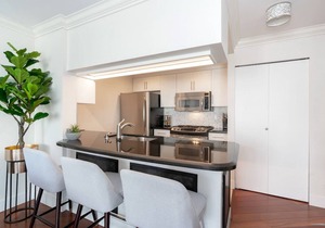 Aquarius Yaletown WaterView 2Bdrm 2Bath Pool Hot Tub Steam