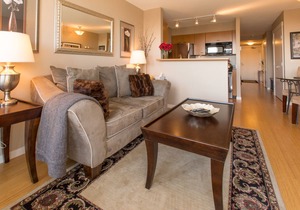 Astoria Cozy-Beautiful Cozy Condo in the Heart of Downtown Victoria by Victoria Prime!