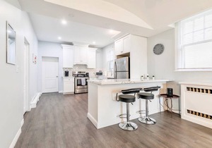 Bright & Modern 2BR Apt with Netflix, mins from Trails, Parks & Waterfalls!