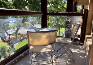 Corner lakefront townhouse, perfect for Snowbirds, golfing, & wine touring