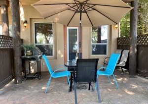 Corner lakefront townhouse, perfect for Snowbirds, golfing, & wine touring