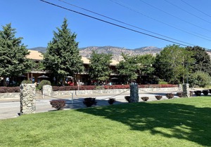 Corner lakefront townhouse, perfect for Snowbirds, golfing, & wine touring