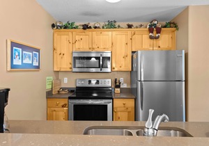 Cozy Condo Close to Village | Access to Ski-Out Trail | Private Hot Tub | Fireplace
