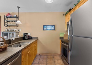 Cozy Condo Close to Village | Access to Ski-Out Trail | Private Hot Tub | Fireplace