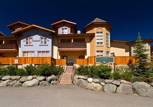 Cozy Condo Close to Village | Access to Ski-Out Trail | Private Hot Tub | Fireplace